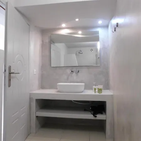 Sea La Vie - Beachfront Suites Apart Otel *