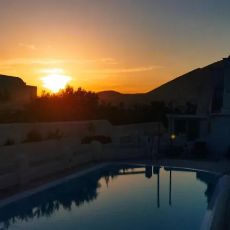 Apartahotel Sea La Vie - Beachfront Suites Perissa (Santorini)